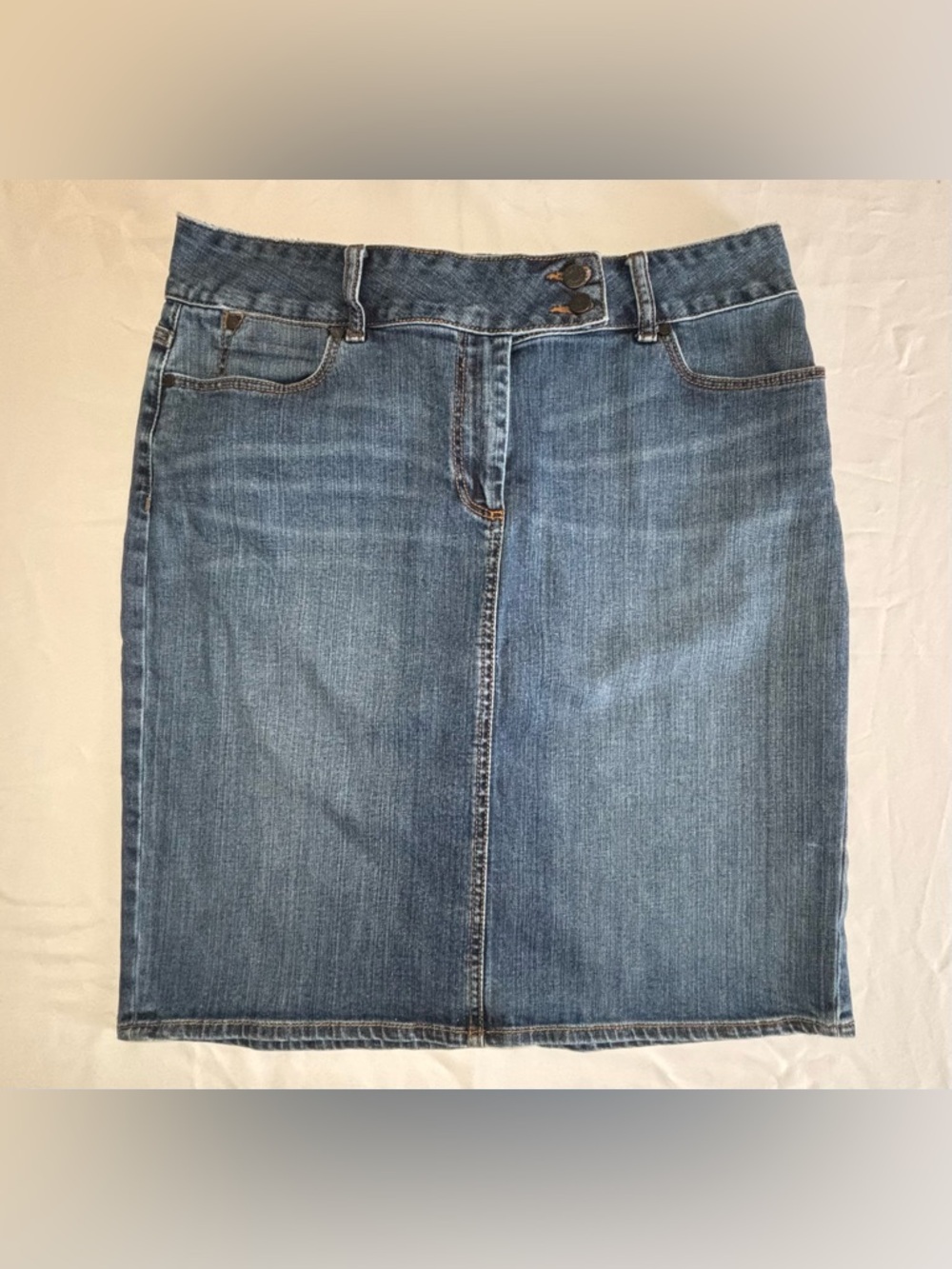 Talbots Women’s Medium Wash Denim Skirt Above Knee Size 12 Kick Pleat Back Slit